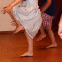 Kinder, die zu einem Lied mit Lebensfreude tanzen